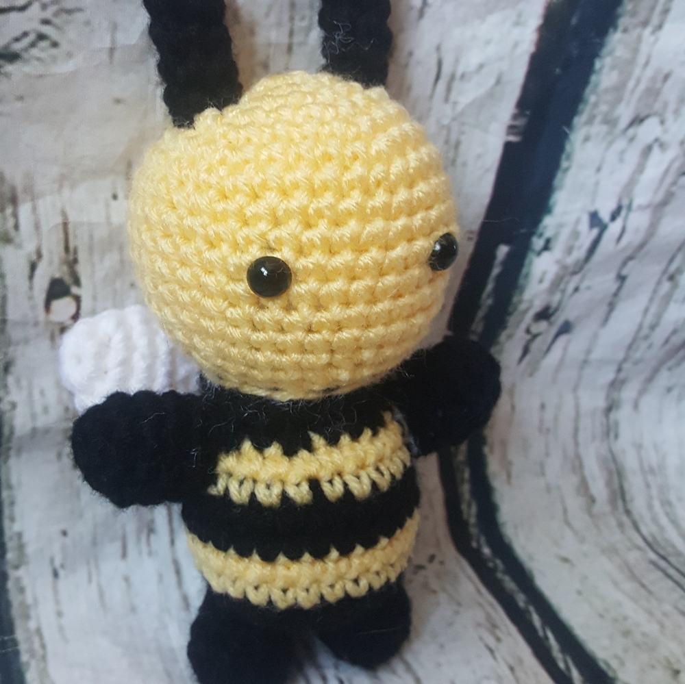 Crochet Bee Amigurumi - Picture 4 of 14